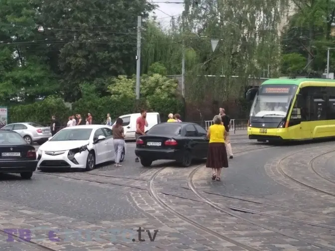 Ситуація на дорогах Львова: аварія на початку Хмельницького