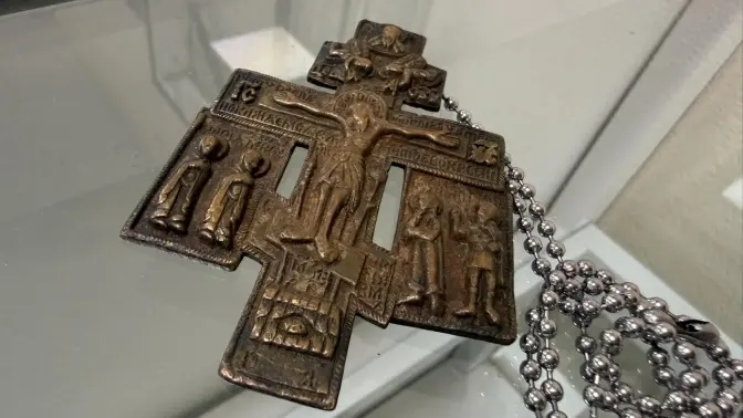 У Києві митники передали музею старовинні ікону та хрест, які намагалися вивезти за кордон