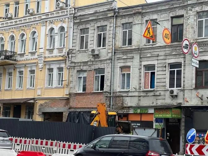 У Києві відновили арку та проїзд будинку Анни Бородкової, які обвалились через аварію тепломережі