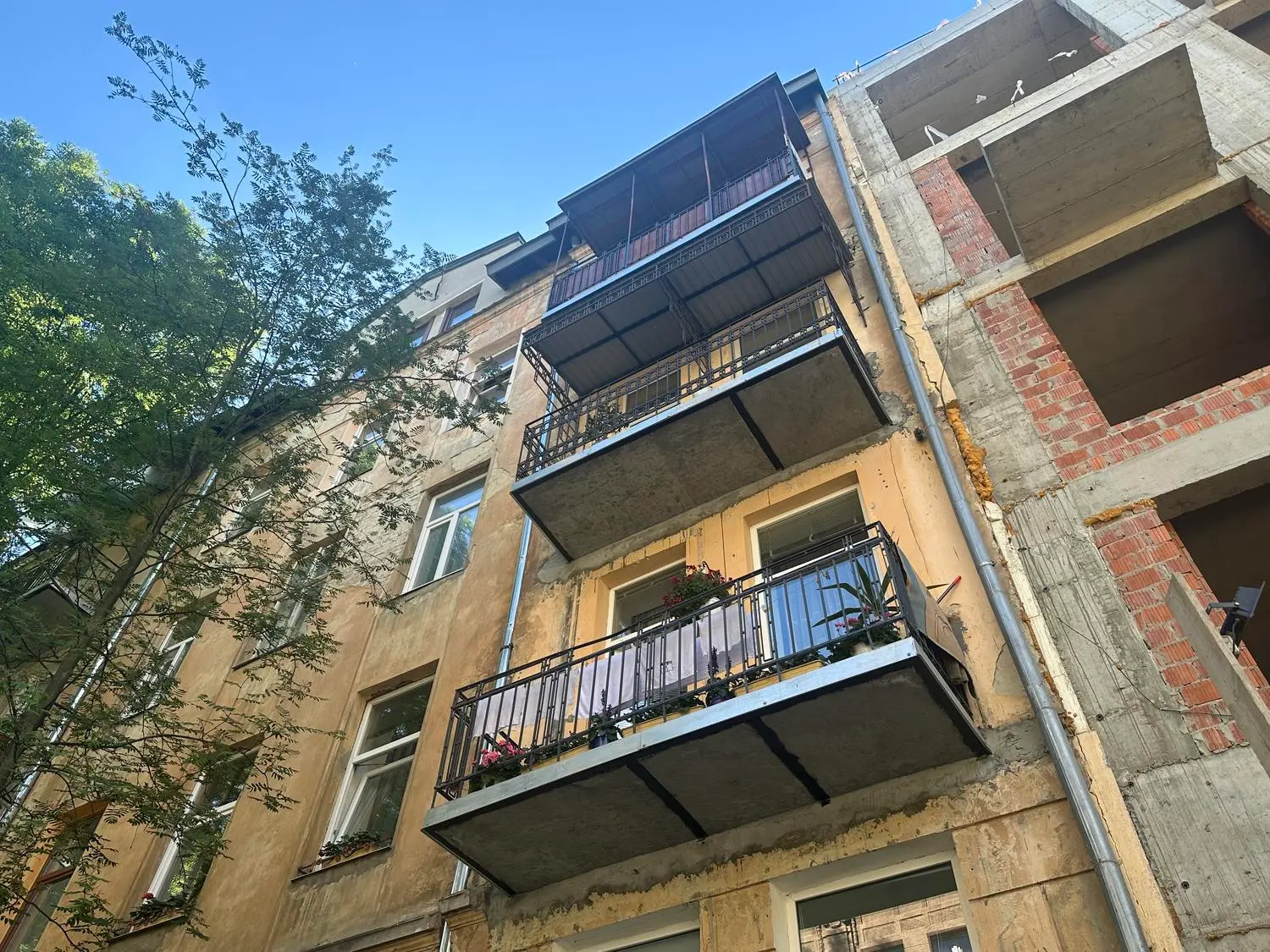 Відремонтовані балкони на Хорватській, 9 за рахунок програми співфінансування . Вартість одного – 54 тис. грн. станом на 2023 рік