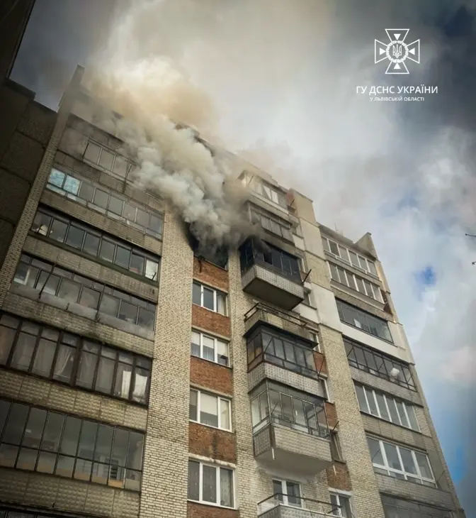 Біля Львова чоловік через пожежу вистрибнув з вікна сьомого поверху
