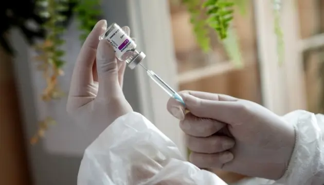 В Україні дозволили одночасно вакцинувати від Covid-19 та інших хвороб