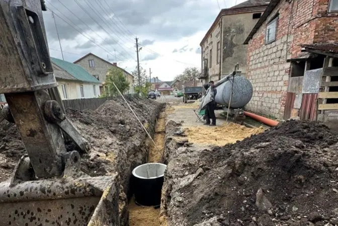 У місті на Львівщині оновлюють систему водовідведення: вже виконали перший етап робіт