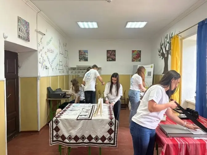 Школярі на Львівщині створюють канцелярію з насінням квітів із перероблених російськомовних книжок