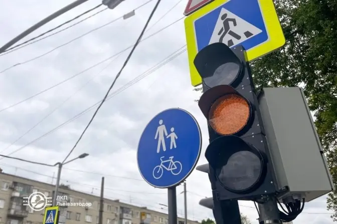 У Львові встановили новий світлофор, який регулюватиме рух через трамвайну колію