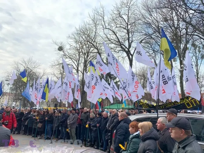 Львівську ОДА пікетують підприємці. Чого вимагають