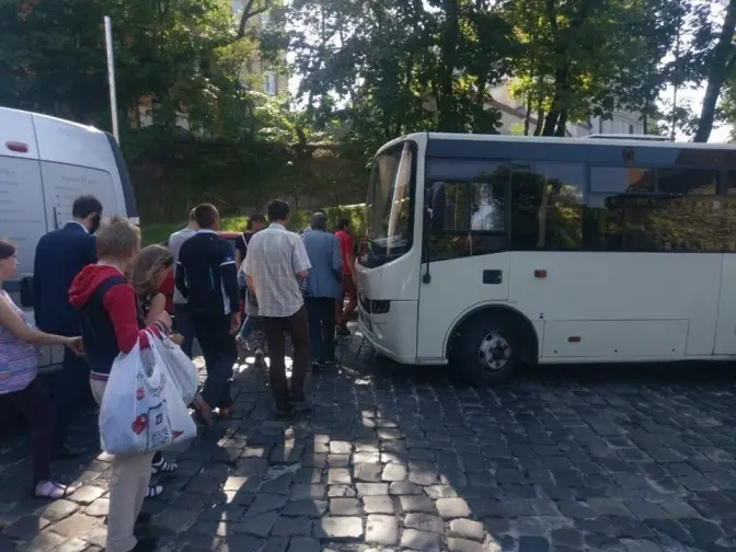 Безпритульних у Львові митимуть раз на місяць