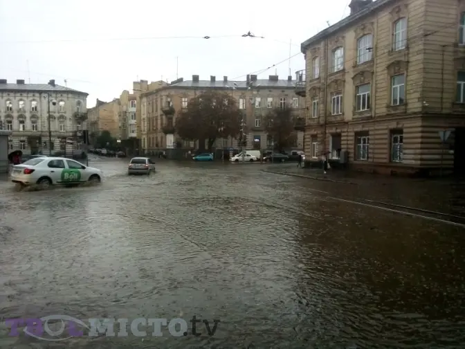 Злива затопила вулиці Львова. Фото, відео