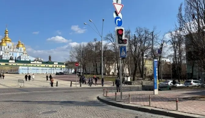 У Києві встановили перший світлофор із додатковим світловим контуром