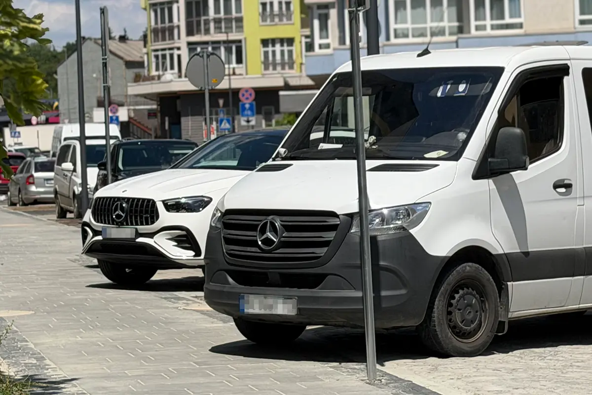 Евакуатори забирають авто у Львові за неправильне паркування на оновленій вулиці