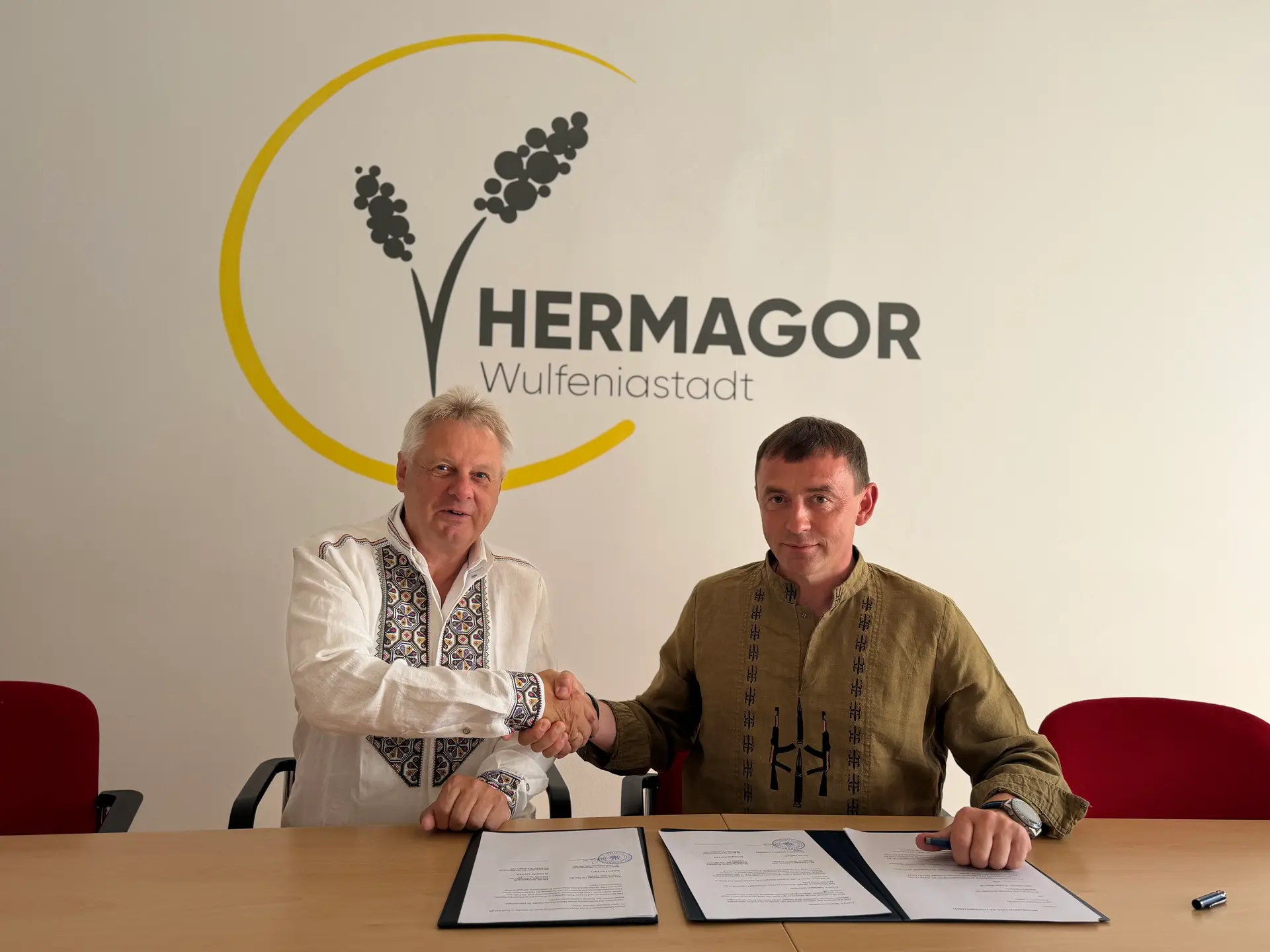 На фото: зліва – бургомістр Hermagor-Pressegger See Леопольд Астнер, справа – заступник голови Славської ТГ Богдан Мичко. Фото: Славська територіальна громада 
