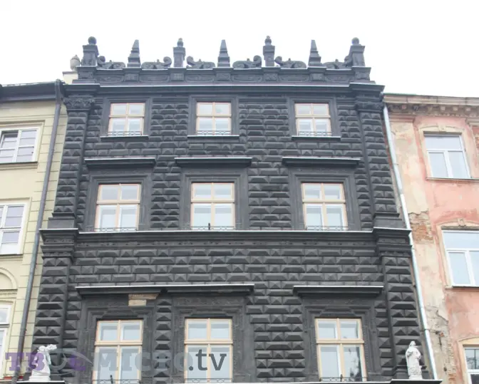 На площі Ринок після реставрації відкрили чорну кам’яницю. Фото