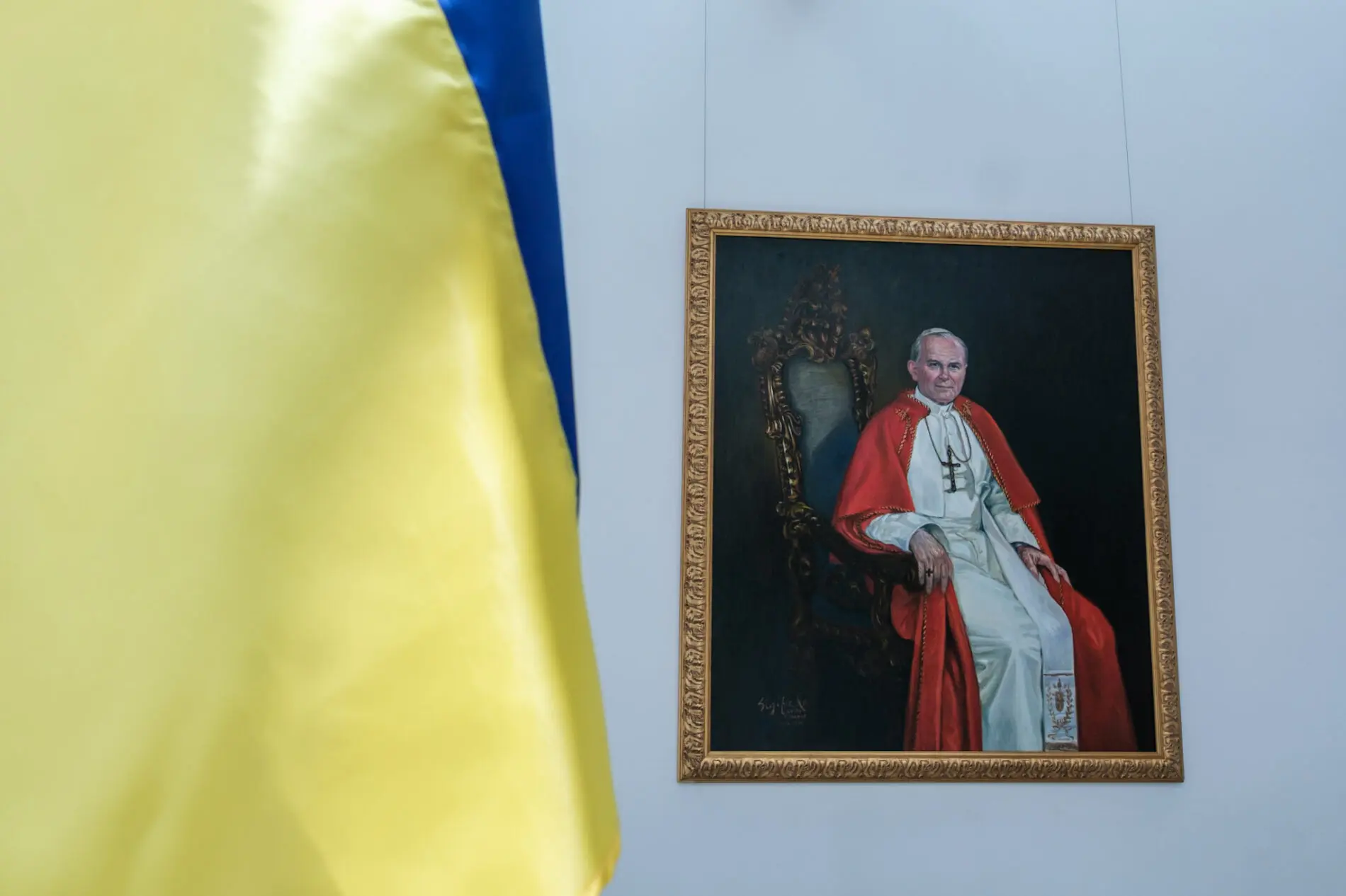 Після месси відкрили міжнародну виставку "Мистецтво – діалог, взаємодія, порозуміння" до 25-річчя візиту святого Івана Павла ІІ