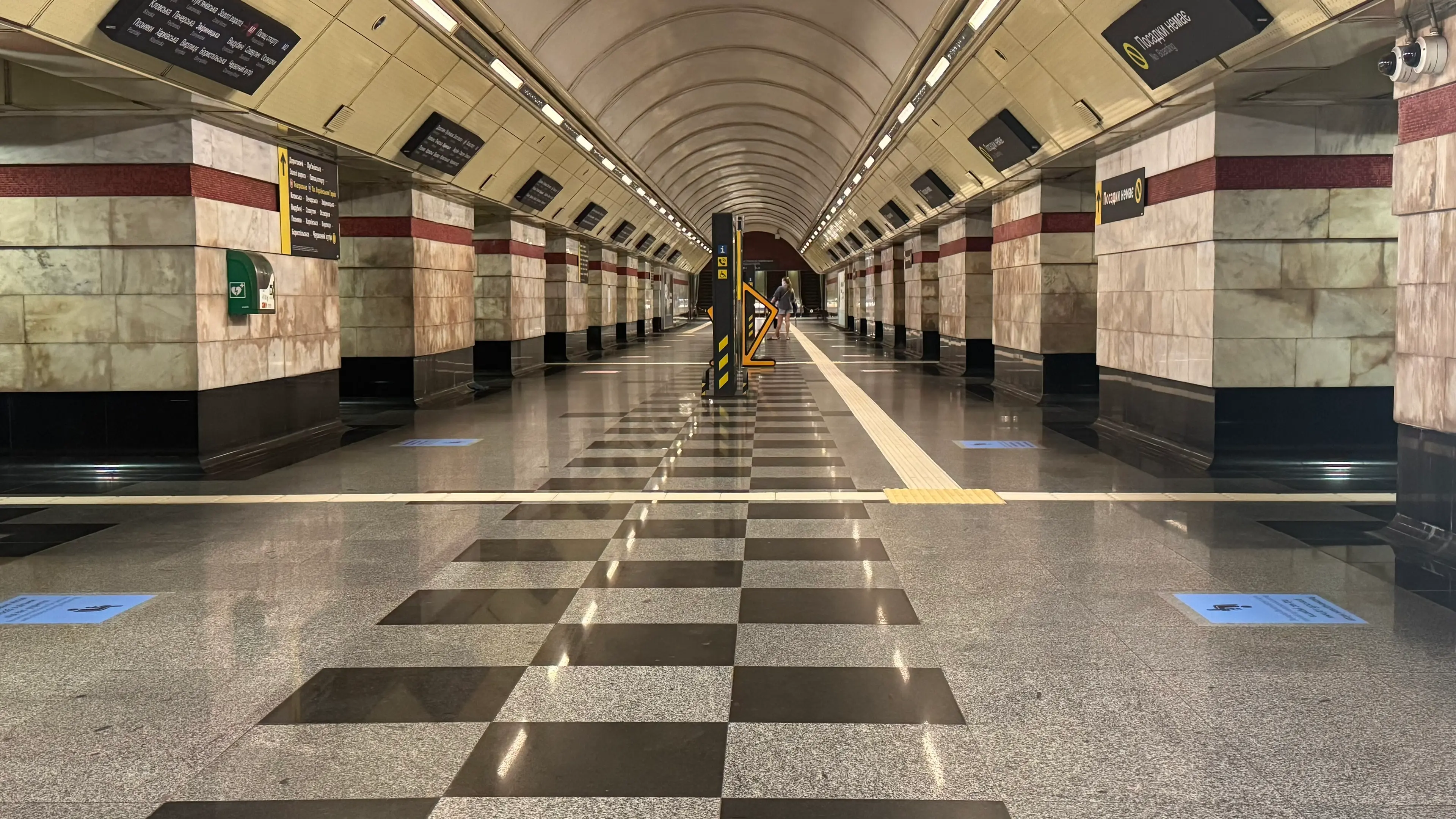 На станції метро "Сирець" з’явилися навігаційні наліпки: навіщо вони потрібні