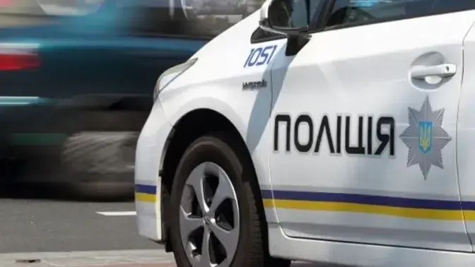 Погоня зі стріляниною у Києві: водій на Alfa Romeo збив поліцейського та протаранив службове авто (відео)