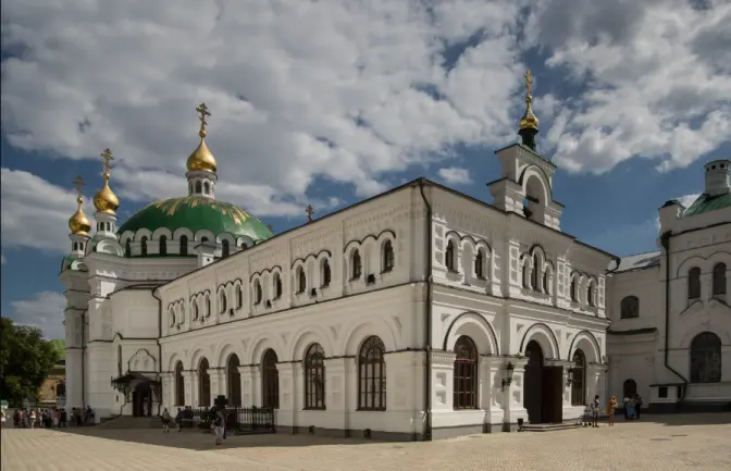 Московські попи поширили фейк про те, що нібито на Лаврі через ПЦУ почорніли хрести