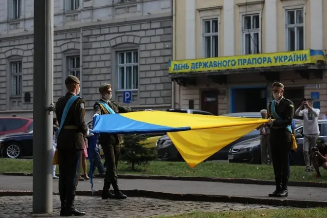 У Львові урочисто підняли державний прапор. Фото дня