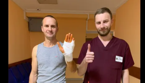 Львівські медики прооперували 43-річного чоловіка, якому паралізувало долоні