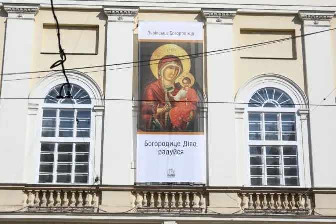На фасаді Ратуші у Львові розмістили банер із зображенням Богородиці. Фото