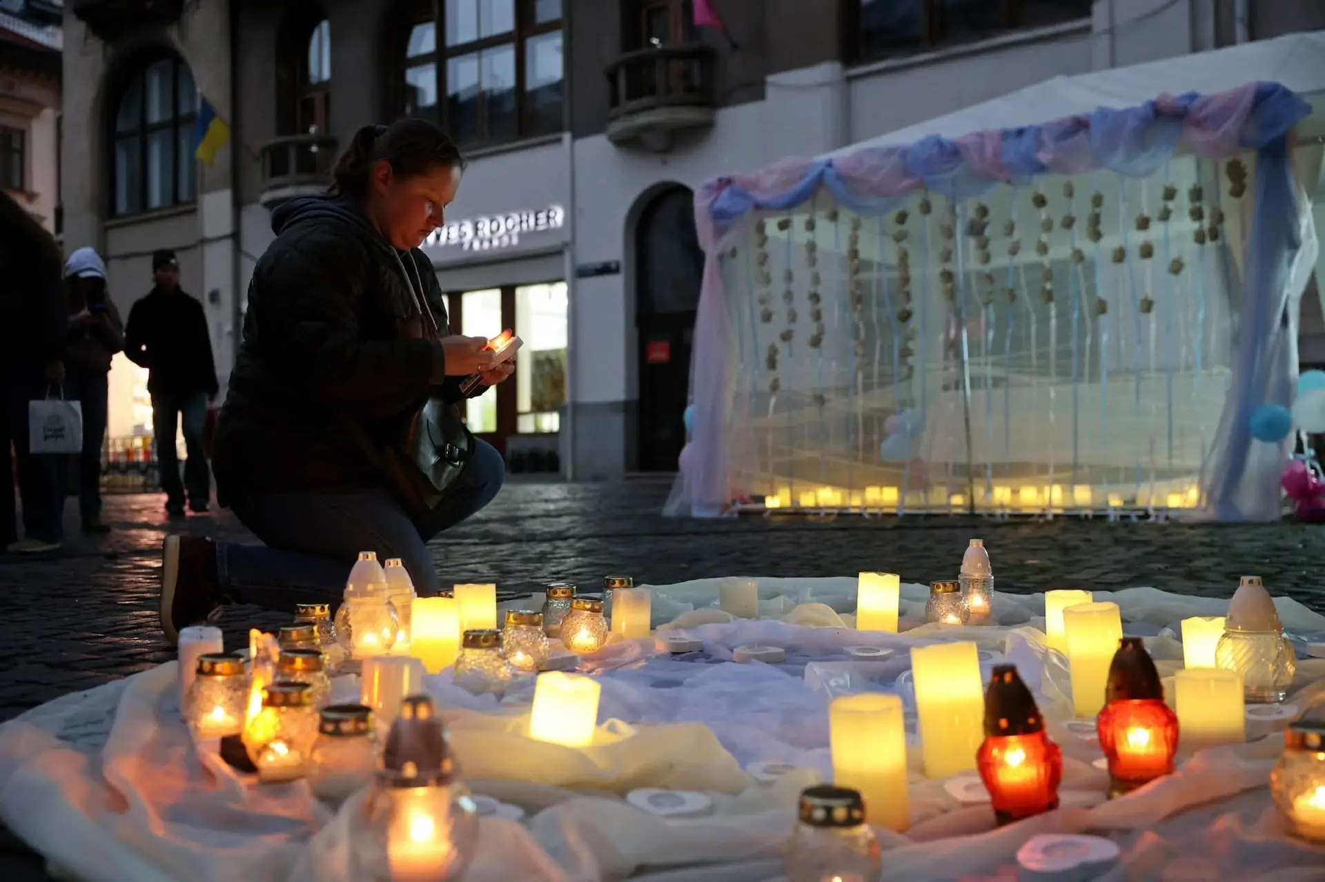 У Львові запалили свічки на згадку про дітей, які померли під час вагітності або невдовзі після народження