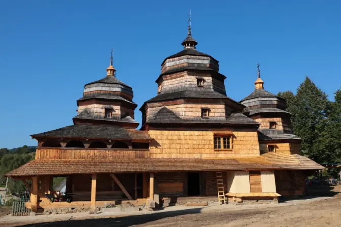 На Львівщині в давній дерев'яній церкві відновлюють унікальні розписи 19 століття