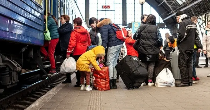 Українці, які евакуюються із зони бойових дій, зможуть отримати виплати на вокзалі у Львові