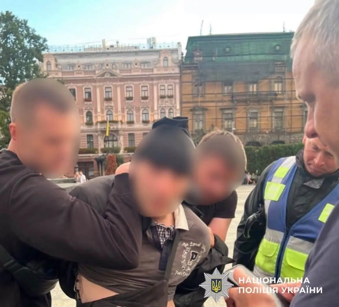 Чоловік з ножем намагався напасти під час мітингу у Львові. Поліція розкрила деталі