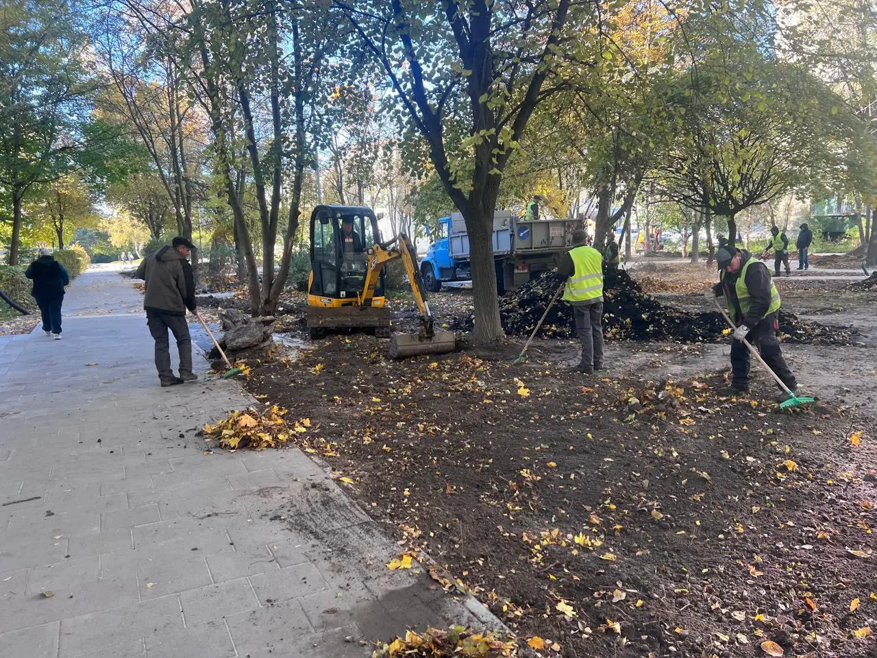 Львів’янам показали, як облаштовують сквер на честь захисника, який навчався поруч