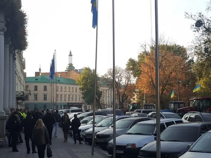 ЛОДА пікетують активісти та вимагають звільнити керівника поліції Львівщини. Відео