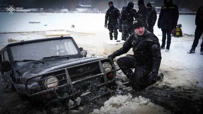 На Київщині автомобіль провалився під кригу: рятувальники другу добу шукають зниклого чоловіка