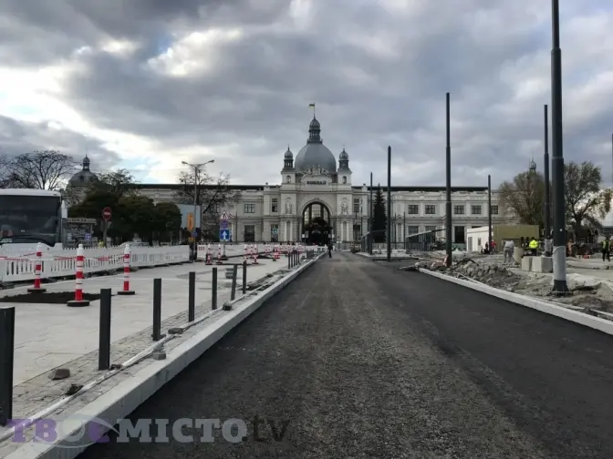 На площі Двірцевій проклали асфальт та встановили лавки. Фото, відео