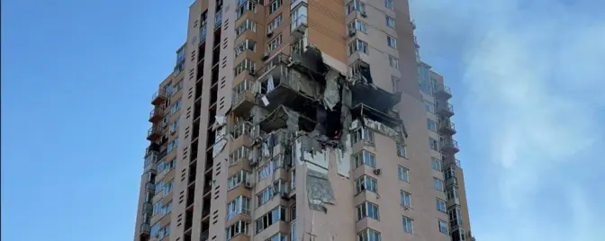 У Києві у багатоверхівку влучила ракета, є руйнування – ДСНС