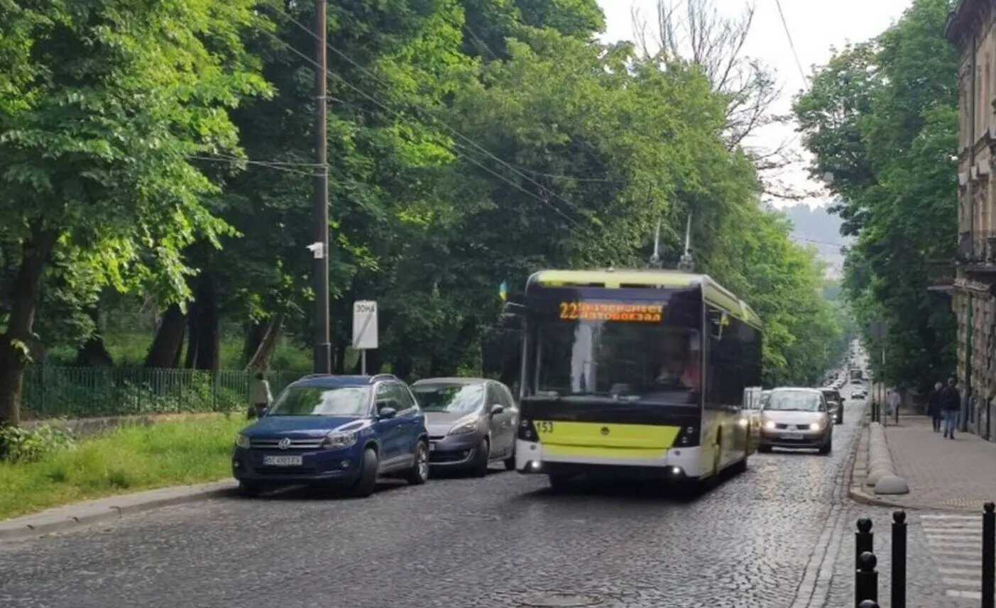 Транспорт від Університету тимчастово спрямували через Городоцьку / фото ЛМР