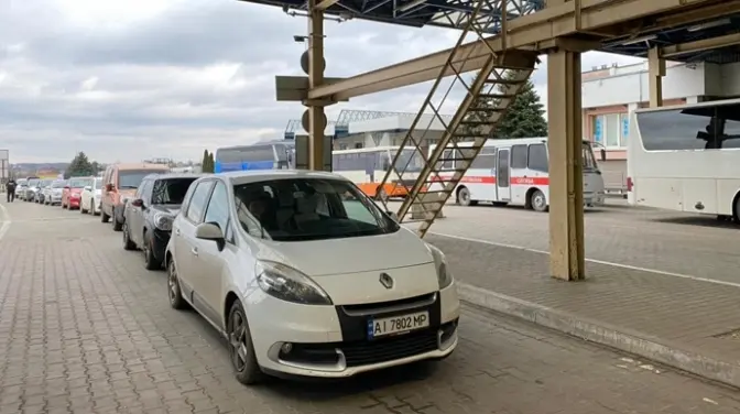 На кордоні з Польщею на в'їзд до України утворилися величезні черги