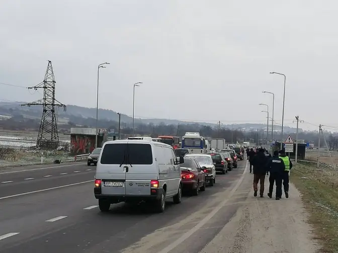 Власники авто на єврономерах блокують траси Львівщини. Фото