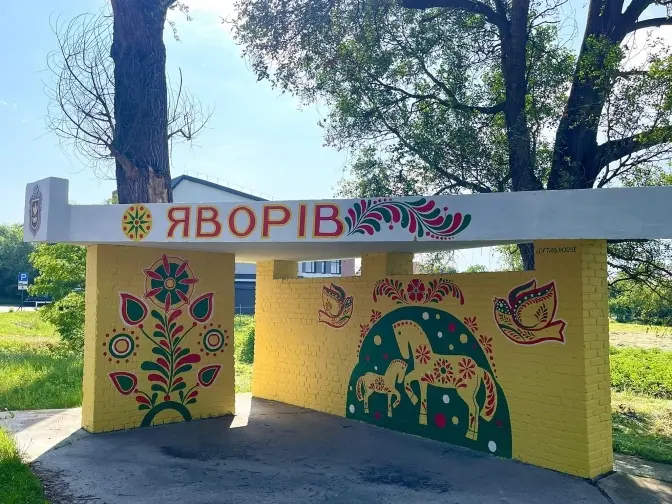 Автобусну зупинку на Львівщині прикрасили традиційним розписом