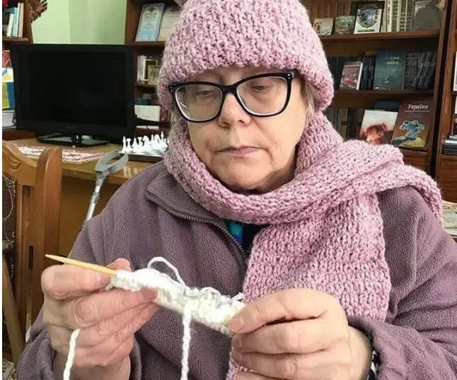 Львів’ян просять допомогти бабусям з геріатричних пансіонатів, які в’яжуть