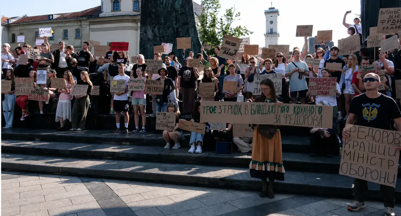 Як у Львові протестували за Федорова, кого Зеленський пропонує на нового міністра оборони, та чого до нас приїжджав відомий британський генерал. Ключове за 16 липня