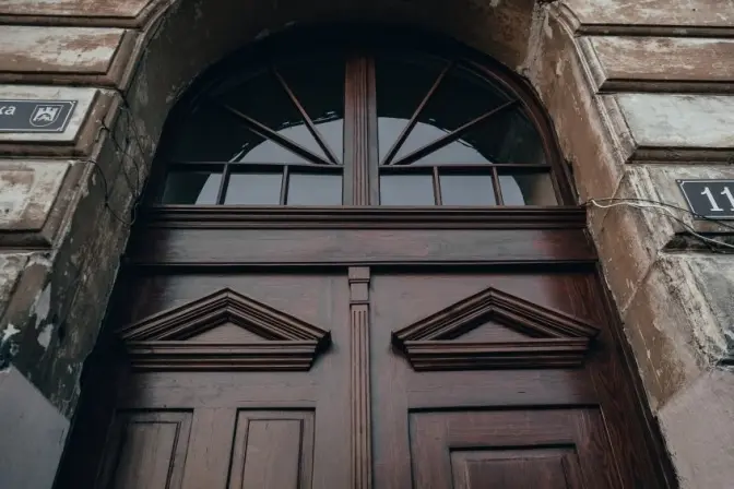 На вулиці Личаківській відреставрували «каретну» браму. Фото до і після
