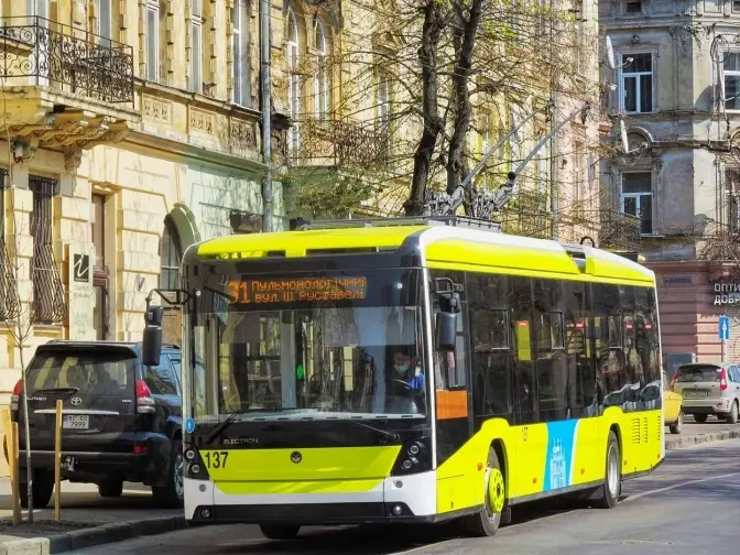 Сьогодні до кладовищ у Львові курсуватиме більше громадського транспорту