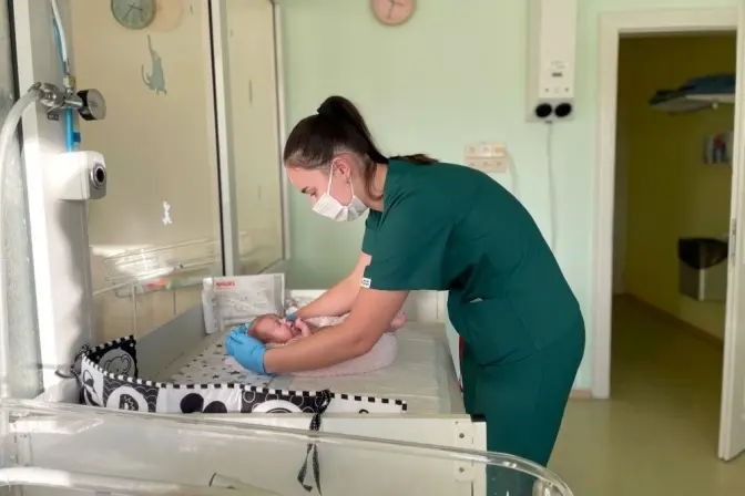 Львівські лікарі врятували передчасно народжену дівчинку з пухлиною нирки