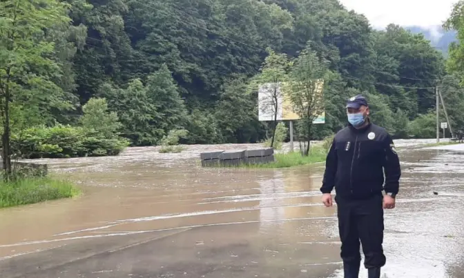 Водіїв просять оминати деякі траси на Львівщині через підтоплення