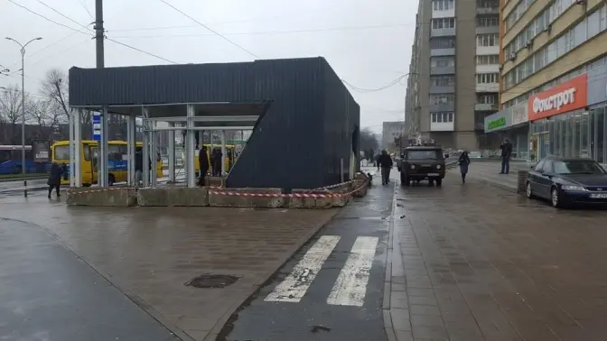 Фото дня. Комунальний транспорт у Львові заблокував будівництво МАФу на проспекті Чорновола