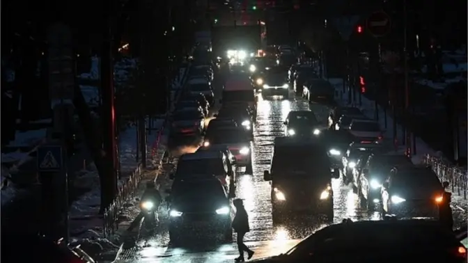 Десять годин без світла в Києві та на Львівщину йде потепління. Підсумки доби