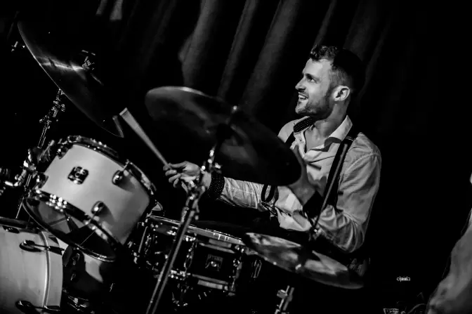 Photo by Elpida; Caption: Nicko Shevelov plays at the LV Café.