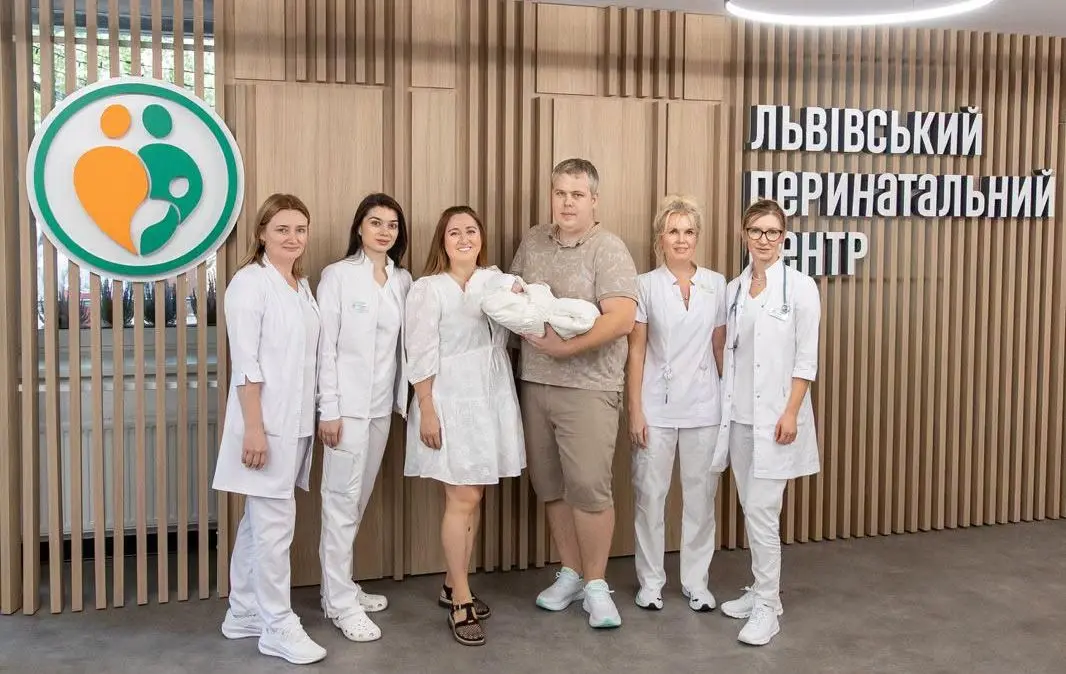 Лікарі Львівського перинатального центру цілодобово боролися за життя передчасно народженої Христинки понад три місяці / фото зі сторінки Центру