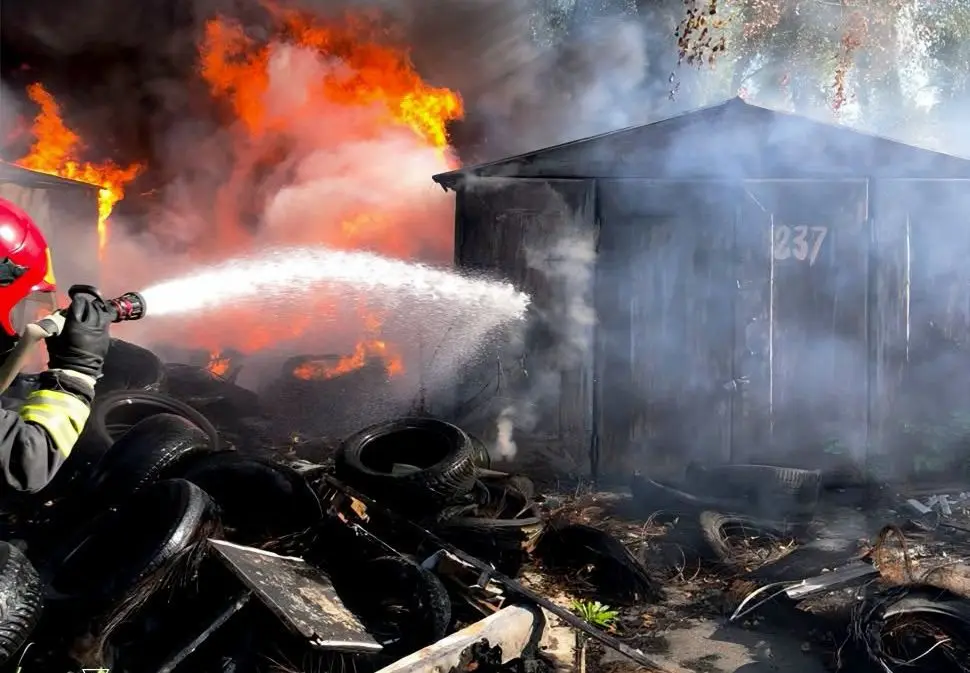 Вогонь знищив гаражі та шини / фото ДСНС