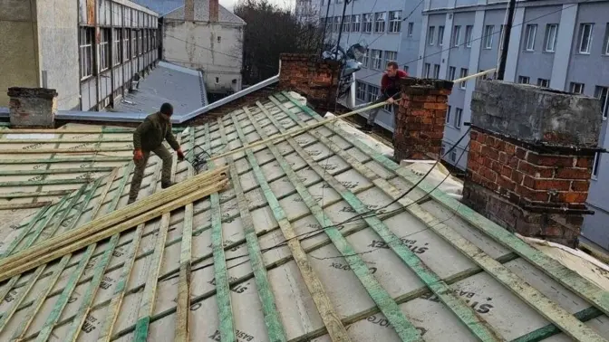У Львові ремонтують дах житлового будинку на вул. Олени Степанівни після обстрілу рф
