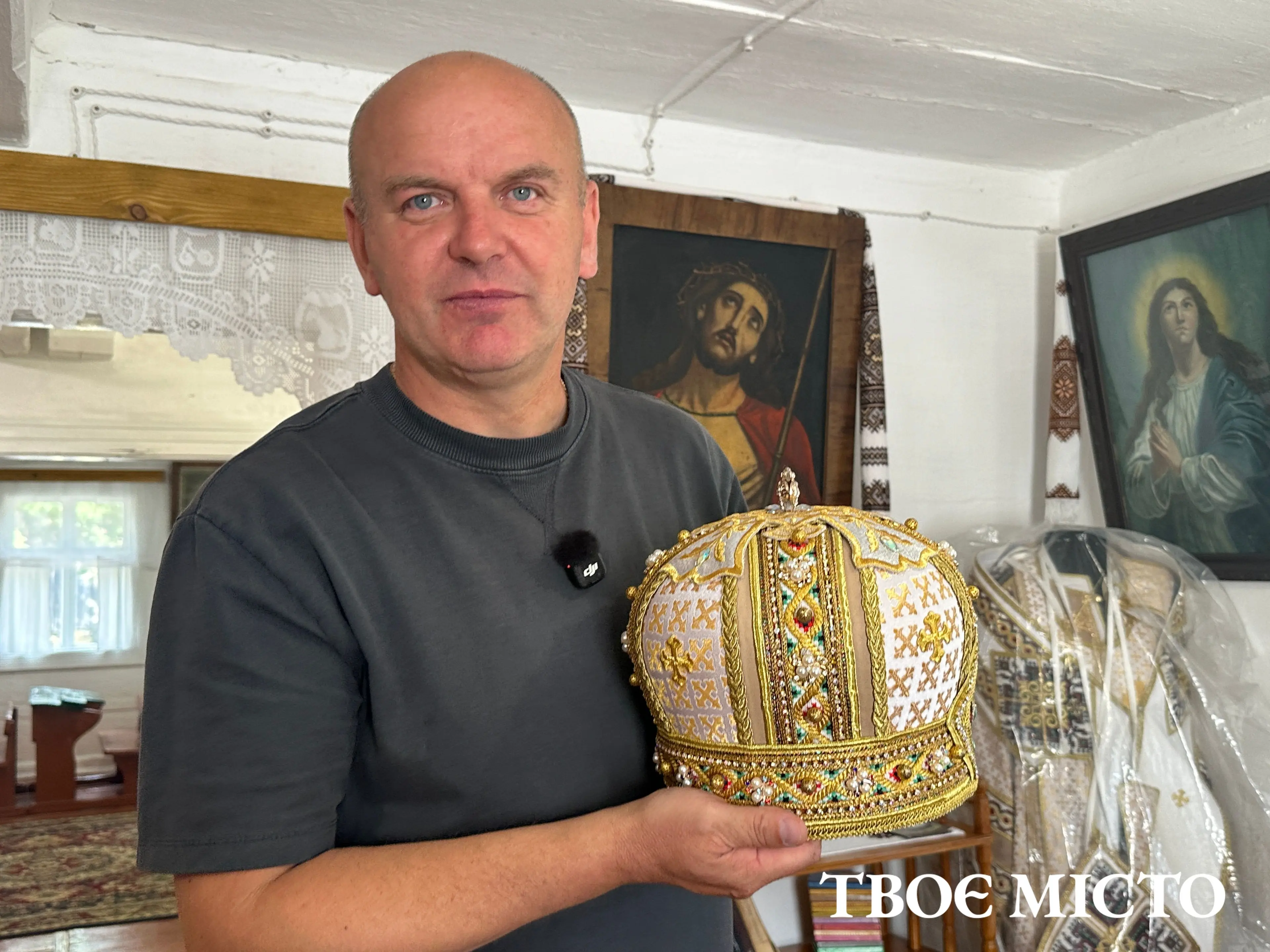 Василь Курій з митрою Святого Миколая