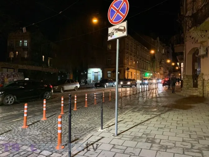 На початку вулиці Богдана Хмельницького у Львові встановили гумові делініатори